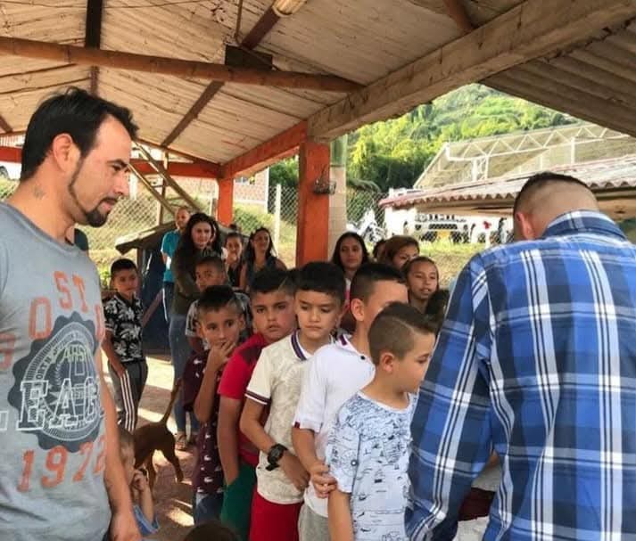 Brigada comunitaria de C.A.U.D.H U. entregando materiales escolares en Bogotá