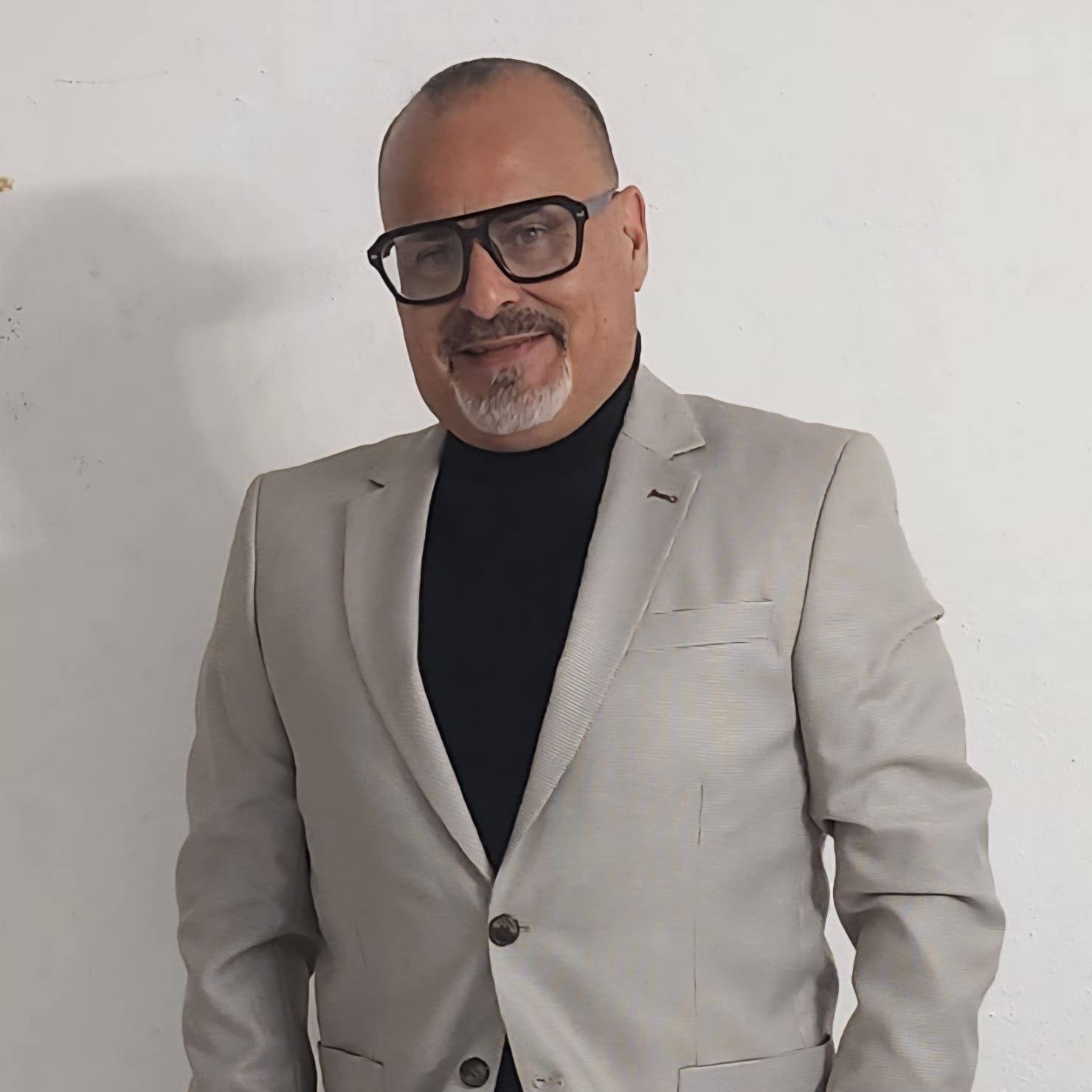 Retrato del miembro de junta directiva y tesorero de la Fundación Adora al Rey Internacional
